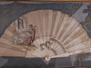 Pareja de abanicos en abaniqueras