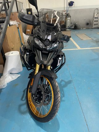 VOGE 900 dsx Adventure Negra y Dorada