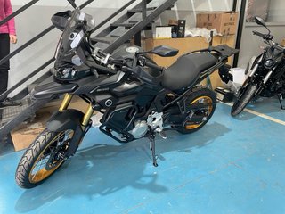 VOGE 900 dsx Adventure Negra y Dorada