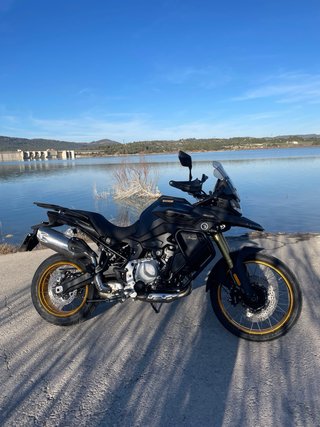 VOGE 900 dsx Adventure Negra y Dorada