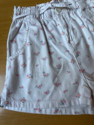 Pantalón corto floral niña talla 11/12(152cm).