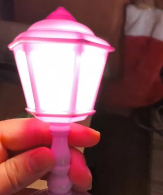 Lampada rosa in vetro e plastica