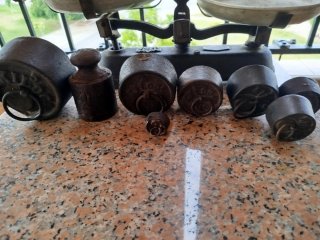 Balanza antigua de 5 kg con pesas