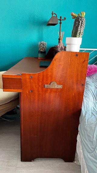 Elegante escritorio secreter de madera con cajones
