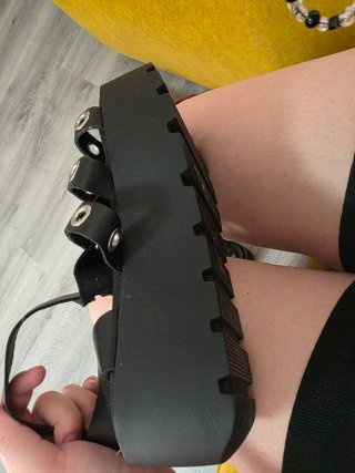 Sandalias negras plataforma Marca Fórmula joven