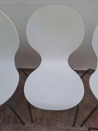 4 Sillas Blancas Metálicas