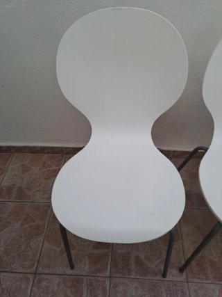 4 Sillas Blancas Metálicas
