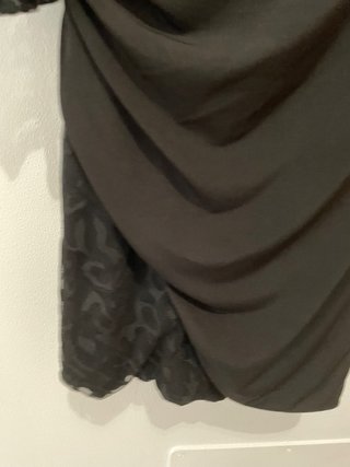 Vestido negro corto con transparencias