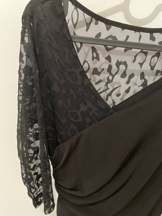 Vestido negro corto con transparencias