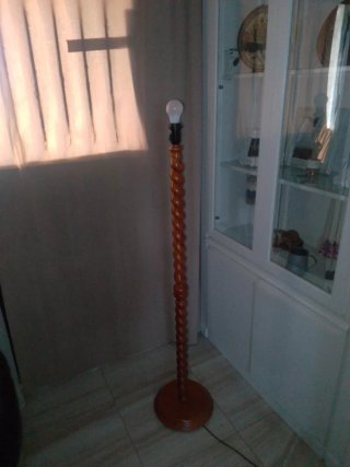 Lámpara de pie de madera