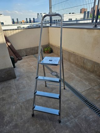 Escalera aluminio plegable 4 peldaños