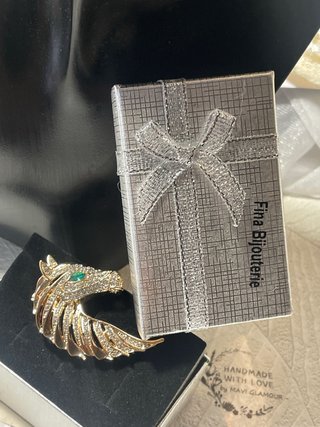 Broche de caballo con diamantes de imitación