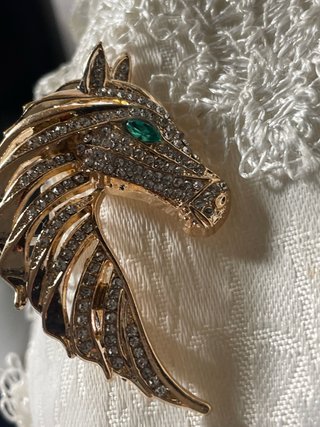 Broche de caballo con diamantes de imitación
