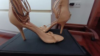 Sandalias de tacón beige y doradas