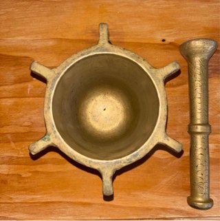 Mortero de bronce antiguo