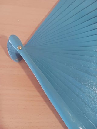 Abanico azul plegable