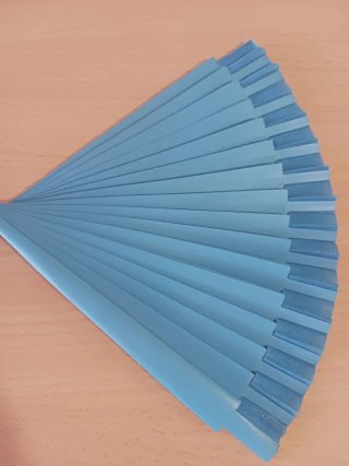 Abanico azul plegable