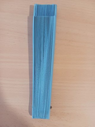 Abanico azul plegable