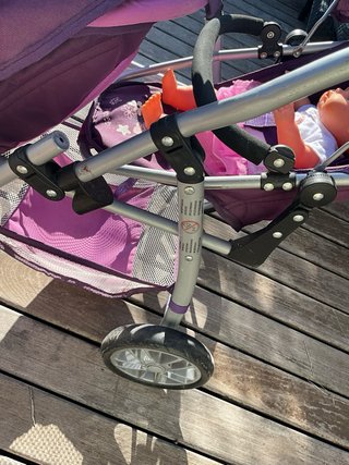 Carrito gemelar morado con 2 muñecas