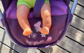 Carrito gemelar morado con 2 muñecas