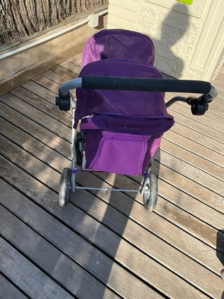 Carrito gemelar morado con 2 muñecas