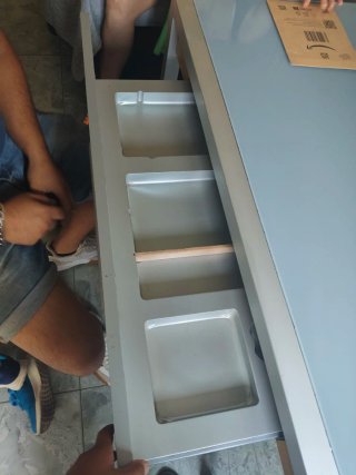 Mesa de cristal y metal