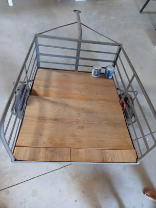 Remolque metálico con plataforma de madera