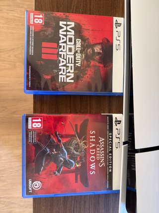 Consola PlayStation 5 con 2 mandos y juegos