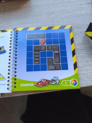 Juego de habilidad con coches y edificios