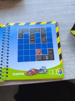 Juego de habilidad con coches y edificios