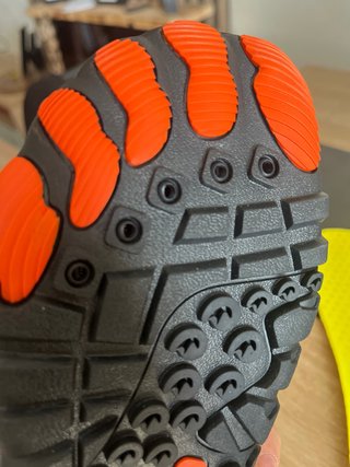 Zapatillas barefoot negras y naranjas