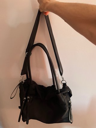 Bolso negro con bandolera