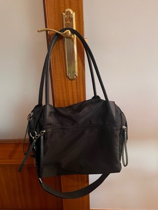 Bolso negro con bandolera