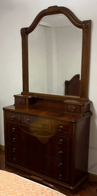 Cómoda de madera con espejo