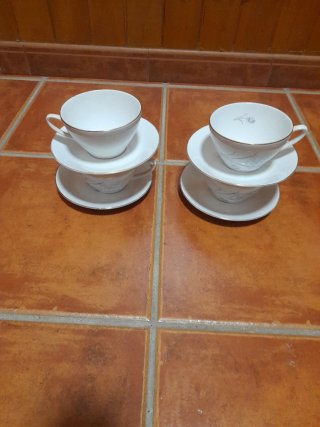 Lote 4 tazas y 4 platos de porcelana