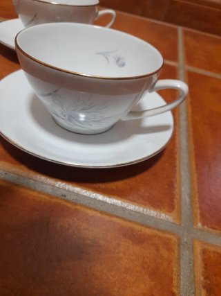 Lote 4 tazas y 4 platos de porcelana