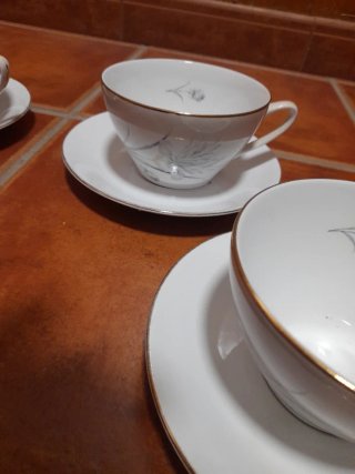 Lote 4 tazas y 4 platos de porcelana
