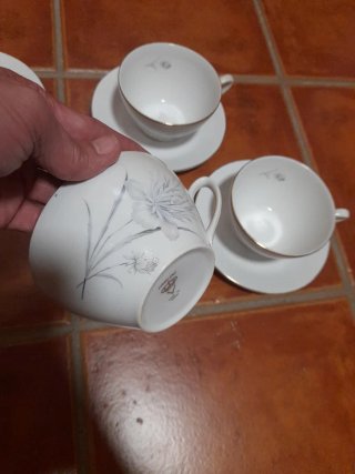 Lote 4 tazas y 4 platos de porcelana