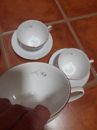 Lote 4 tazas y 4 platos de porcelana