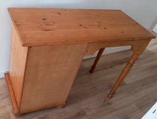 Escritorio de madera con 3 cajones