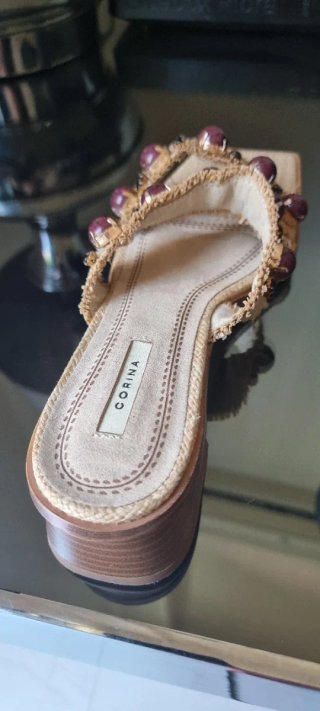Sandalias Beige y Morado Nuevas
