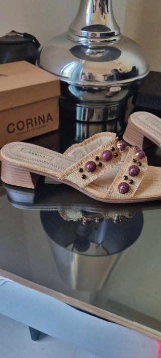 Sandalias Beige y Morado Nuevas
