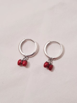 Orecchini a cerchio con fragole in argento S925