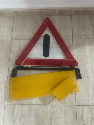 Triángulo de emergencia coche con caja