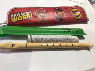 Flauta dulce con su funda y la Patrulla Canina