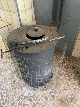 Estufa de leña cilíndrica de metal