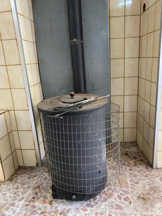Estufa de leña cilíndrica de metal