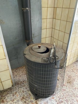 Estufa de leña cilíndrica de metal