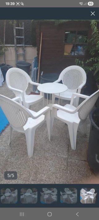 Mesa y 4 sillas de jardín blancas