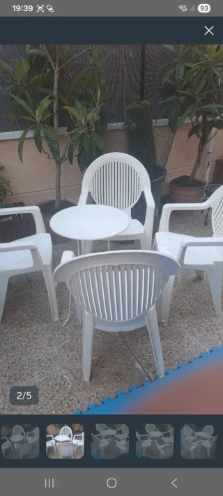 Mesa y 4 sillas de jardín blancas